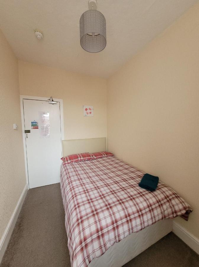 The Clevedon Bed & Breakfast Blackpool Bagian luar foto
